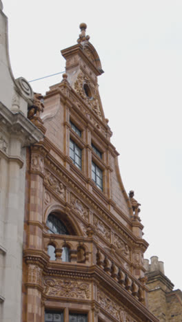 Vertikales-Video,-Nahaufnahme-Von-Georgianischen-Gebäudefassaden-In-Mayfair,-London,-Großbritannien